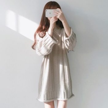 ニットワンピース ベージュ ひざ丈 プルオーバー Vネック 長袖 ゆったり 無地
