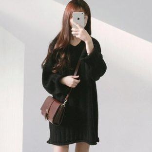 ニットワンピース ブラック ひざ丈 プルオーバー Vネック 長袖 ゆったり 無地