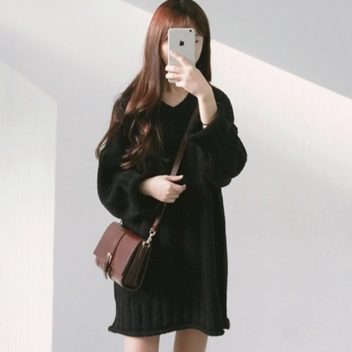 ニットワンピース ブラック ひざ丈 プルオーバー Vネック 長袖 ゆったり 無地